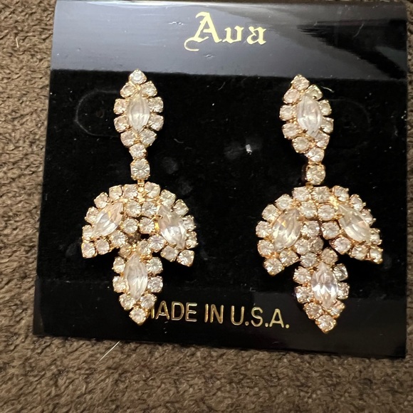 Formal/Prom Earring - Picture 1 of 3